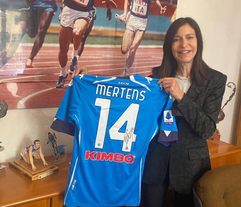 Maglia autografata da Mertens messa all’asta